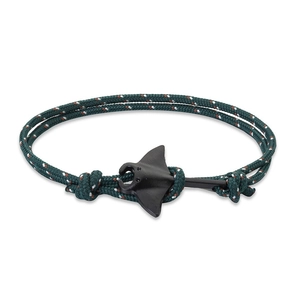 Détail d'un bracelet tissé vert foncé avec fermoir en métal noir mat en forme de raie