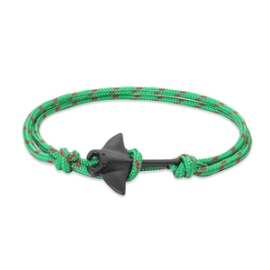 Détail d'un bracelet en cordon milanais tressé vert avec pendentif raie manta noire