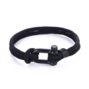 Minimalistisches schwarzes gewebtes Strandarmband mit mattem schwarzem Edelstahl-U-Verschluss