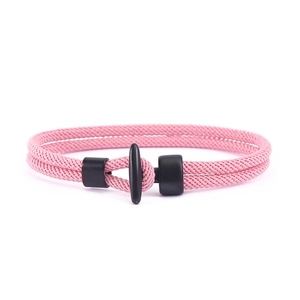 Detail eines rosa doppelt gewebten Seilarmbands mit mattem schwarzem T-Knebelverschluss
