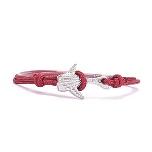 Bracelet tressé rouge fait main avec pendentif requin-baleine argenté et nœud ajustable