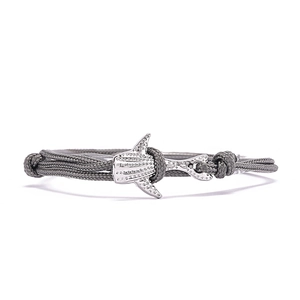 Bracelet en cordon tressé de Milan avec breloque requin-baleine argentée sur fond blanc