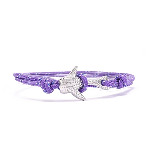 Détail d'un bracelet tressé violet macaron avec un fermoir en forme de requin-baleine