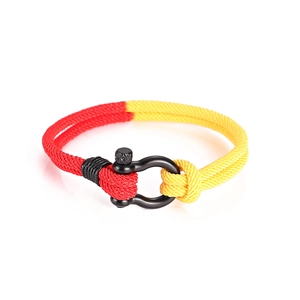 Rode en gele gevlochten armband met zwart roestvrijstalen U-vormige harpsluiting gesp