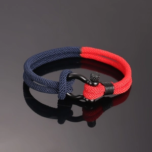 Rood en blauw gevlochten Milanese touwarmband met zwarte roestvrijstalen D-sluiting