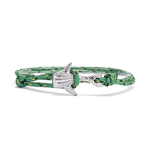 Détail du bracelet en corde tressée multicolore avec pendentif marin en argent