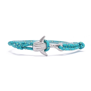 Détail du fermoir en métal requin-baleine sur le bracelet tressé en cordelette turquoise