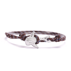 Détail du bracelet en corde tressée marron nautique avec fermoir requin-baleine argenté