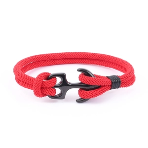 Détail du bracelet en corde nautique tressée rouge avec fermoir ancre noir brillant