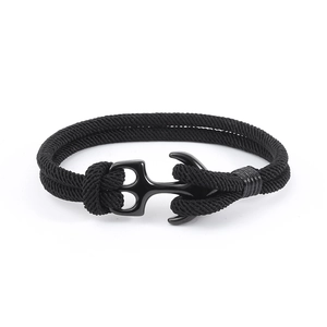 Détail du bracelet ancre noir avec cordon tressé et fermoir en métal noir mat