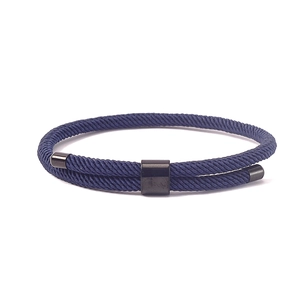 Detail van blauw gevlochten Milanese touwarmband met matzwarte metalen sluitingen