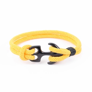Vue détaillée du bracelet nautique tressé jaune avec fermoir ancre en métal noir