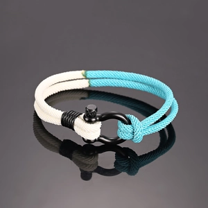 Detail van blauw-witte nautische touwarmband met zwarte metalen harpsluiting