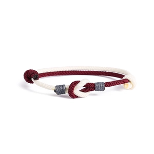 Bracciale coppia con nodo concentrico intrecciato a mano in rosso vino e bianco crema