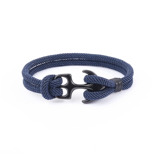 Détail du bracelet en corde nautique bleu foncé avec un fermoir ancre noir mat