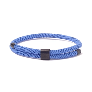 Detail van blauwe dubbel gevlochten touwarmband met matzwarte metalen sluiting