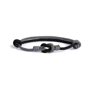Dettaglio dell'intreccio a nodo concentrico fatto a mano sui braccialetti di coppia