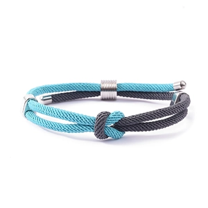 Detailopname van de dubbele gevlochten nylon armband met verstelbare metalen schuifsluiting