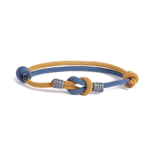 Vista dettagliata del bracciale in corda intrecciata zenzero e blu-grigio con nodi artigianali
