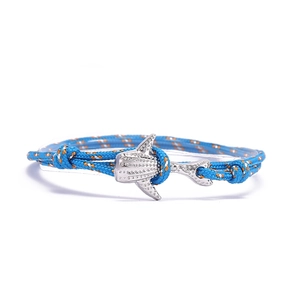 Détail du bracelet en corde tressée bleue avec un charm requin-baleine et fermoir