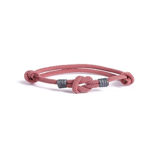 Dettaglio del bracciale a nodo concentrico intrecciato lavanda con anelli metallici