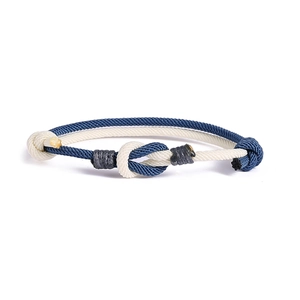 Dettaglio del bracciale fatto a mano con nodi concentrici in corda blu navy e beige