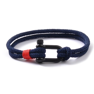 Bracelet nautique en corde tressée bleu marine avec manille en U noire et détails rouges