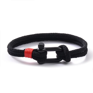 Détail du bracelet de survie avec manille en U noire et bobine décorative rouge contrastée