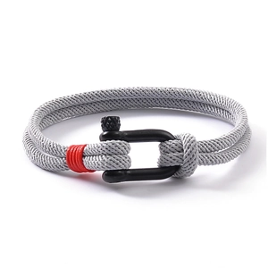 Bracelet en corde de nylon tressée grise avec fermoir fer à cheval noir et accents rouges