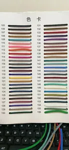 Primo piano di una cartella colori da 52 corde intrecciate con codici per braccialetti