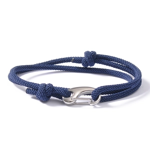 Dettaglio del bracciale a doppio strato in corda blu navy con chiusura a moschettone