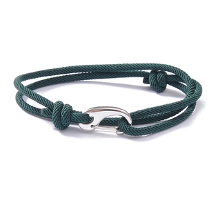 Dettaglio del bracciale in corda intrecciata verde scuro a doppio strato con fibbia