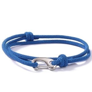 Vista macro della corda intrecciata blu navy e della chiusura a gancio in argento lucido