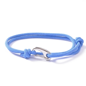 Dettaglio del bracciale in corda intrecciata blu con chiusura a moschettone in argento