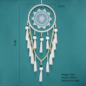 Détail d'un attrape-rêves blanc fait main avec perles en bois et pompons doux