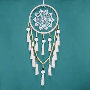 Détail du motif d'étoile en dentelle blanche avec pompons et franges de glands