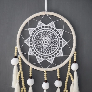 Détail du centre en dentelle blanche au crochet et pampilles de perles en bois