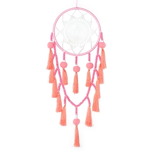Détail d'un attrape-rêves blanc rose avec glands en coton et pompons doux faits main