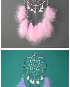 Detalle de atrapasueños artesanal con plumas suaves y un colgante decorativo de luna