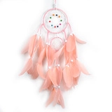 Détail d'un attrape-rêves rose avec plumes douces et finitions perlées artisanales