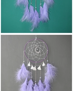 Detalle de plumas lavanda y colgante de luna plateada en un atrapasueños bohemio
