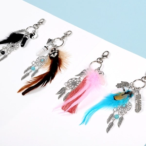 Boho Traumfänger Schlüsselanhänger mit Natursteinkristallen und bunten Federn