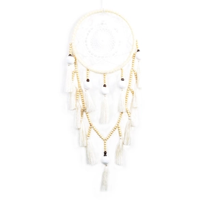 Attrape-rêves bohème blanc avec perles en bois et pompons sur un mur de décoration
