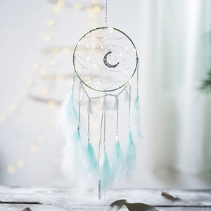 Attrape-rêves lune bleu avec lumières LED et plumes pour une décoration murale bohème