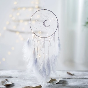 Capteur de rêves lumineux avec pendentif lune, lumières LED et plumes violettes douces