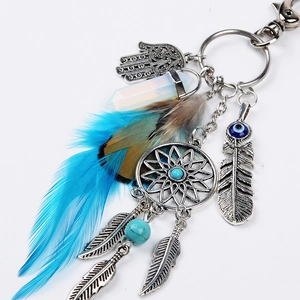 Hamsa-Hand- und Traumfänger-Schlüsselanhänger mit blauen Federn und Kristallanhänger