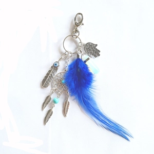 Detailansicht blauer Traumfänger Schlüsselanhänger mit bösem Blick und Hamsa-Hand-Anhänger