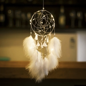 Attrape-rêves plumes blanches avec LED et pendentif lune pour décoration intérieure