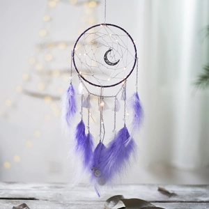 Atrapasueños morado hecho a mano con luces LED, colgante de luna y plumas suaves