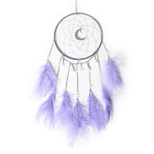 Elegante atrapasueños con plumas blancas, aro morado y colgante de luna plateada